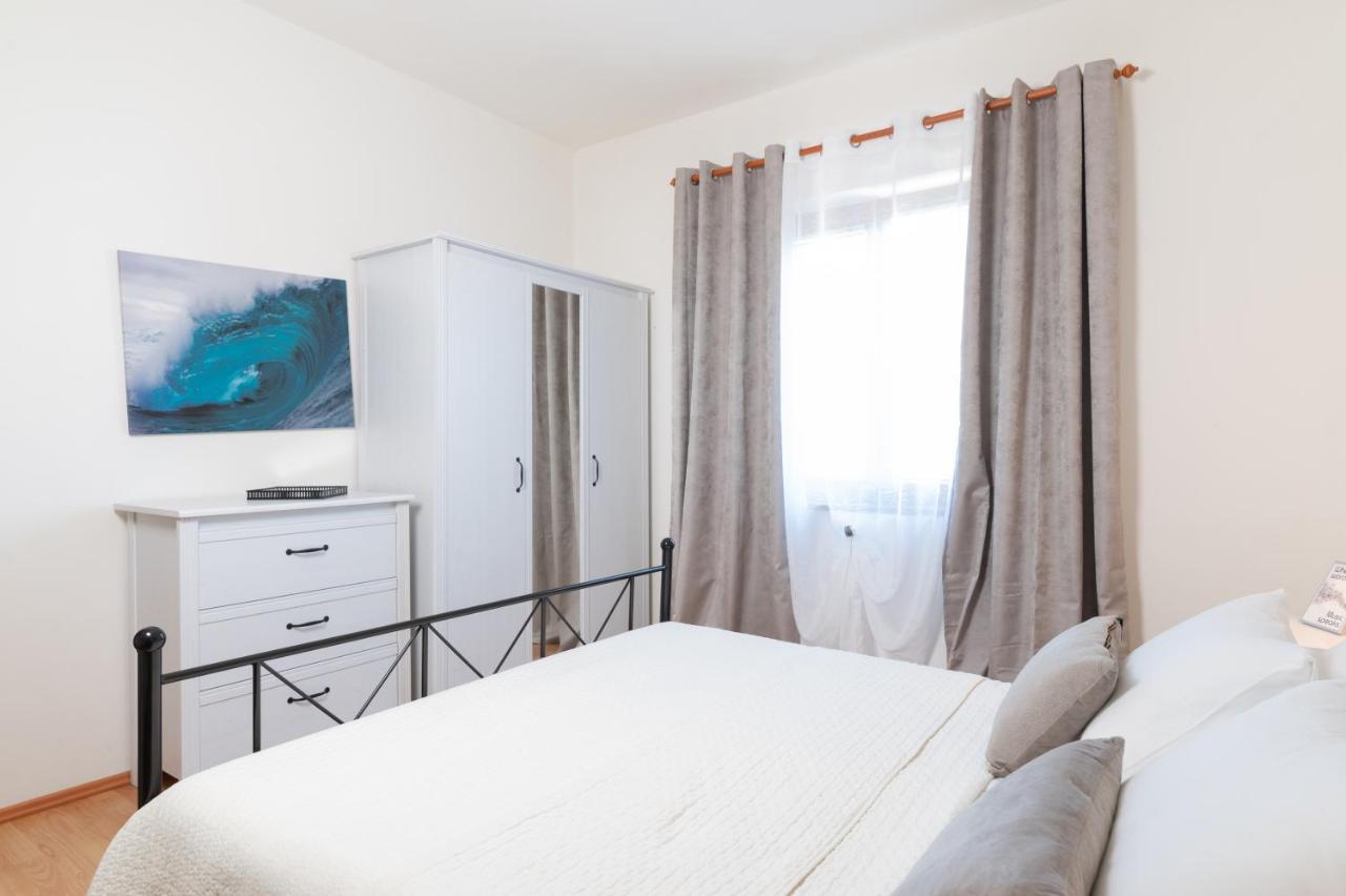 Apartments Rozelyn อูกล์ยัน ภายนอก รูปภาพ