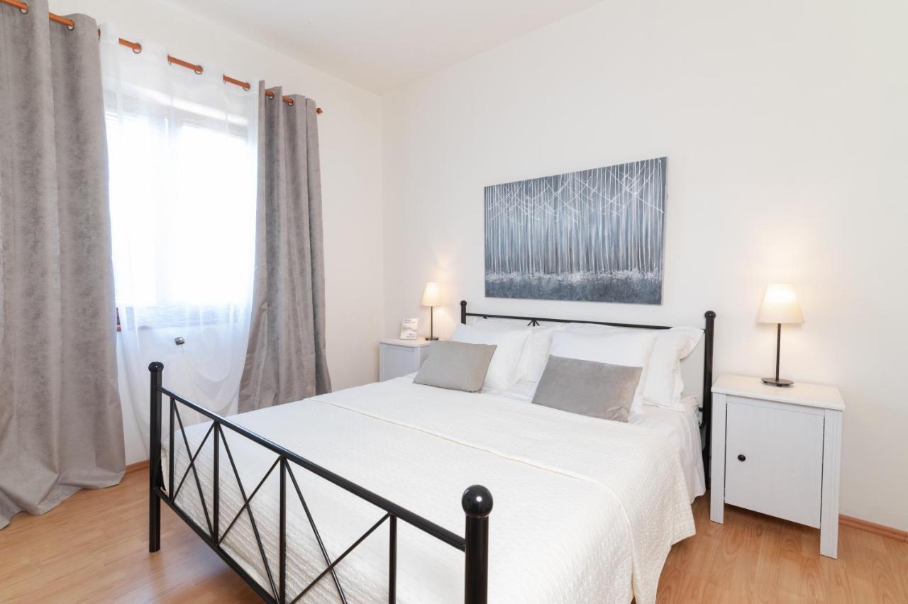 Apartments Rozelyn อูกล์ยัน ภายนอก รูปภาพ