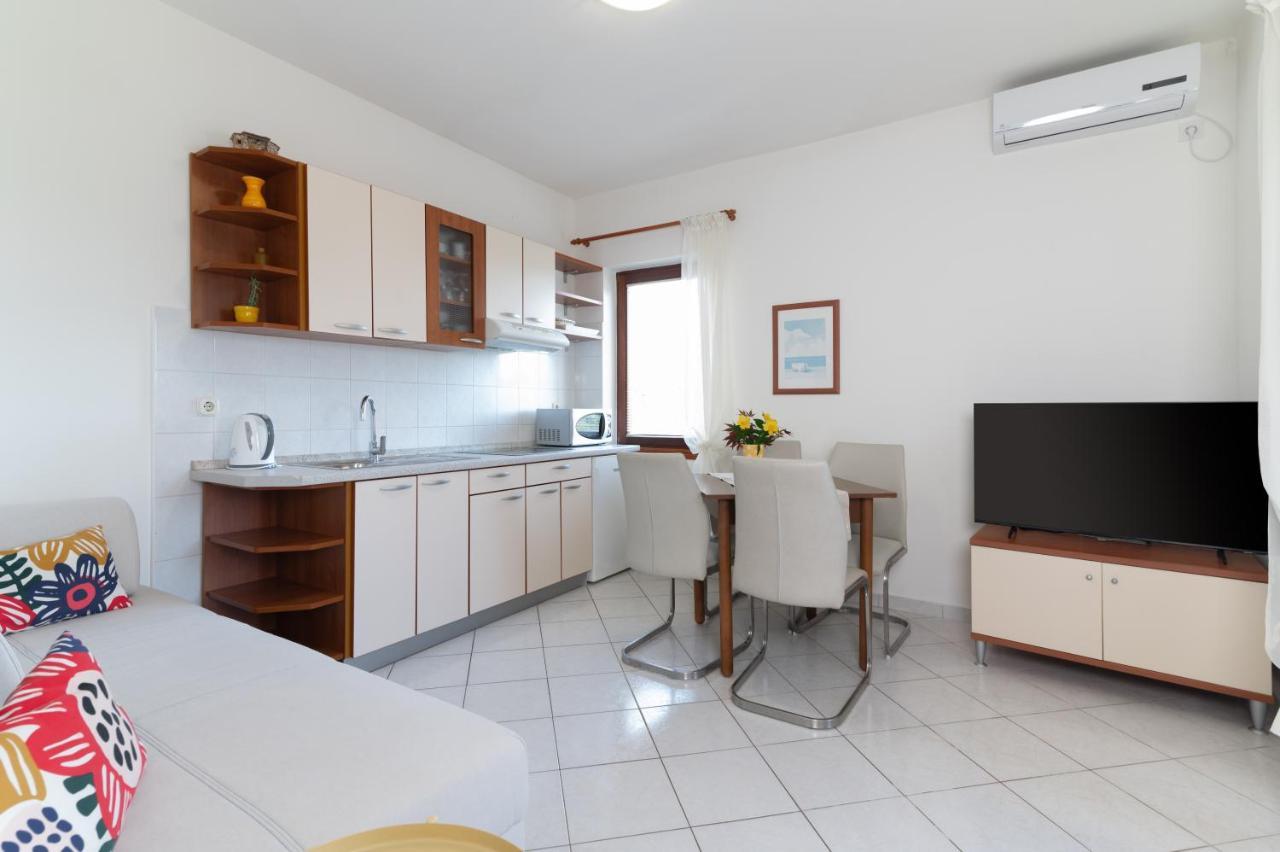 Apartments Rozelyn อูกล์ยัน ภายนอก รูปภาพ